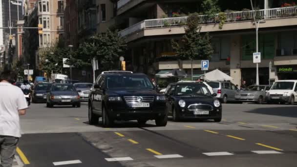 Camión de bomberos viajando a toda velocidad en Barcelona . — Vídeo de stock