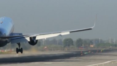 Yolcu uçağı iniyor.