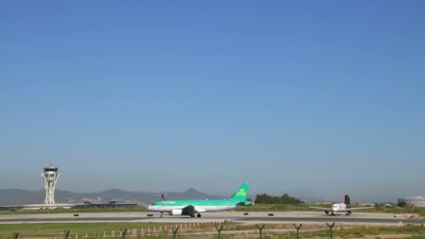 Flygplan på Barcelonas flygplats — Stockvideo