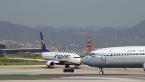 KLM och Ryanairs flygplan — Stockvideo