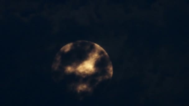 Luna piena in una notte nuvolosa . — Video Stock