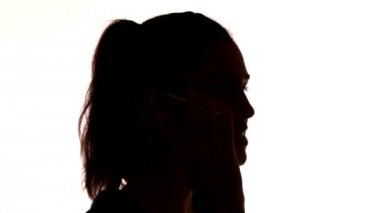 Telefonun arka yüzünde sohbet anonim genç kadın ışıklı