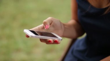 bahçede mesajlaşma işkadını akıllı telefon