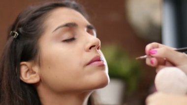 yüz makyajı dudak fırçası yapma