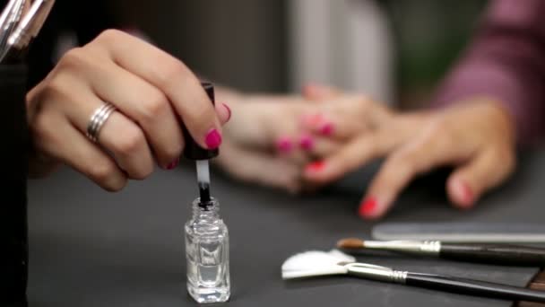 Maquillaje haciendo uñas rojas brillante bastidor de enfoque — Vídeos de Stock