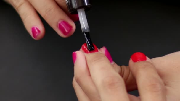 Maquillage rendant les ongles rouges brillants 