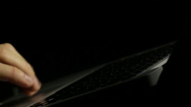 Gece geç saatlerde bir e-posta yazma dizüstü