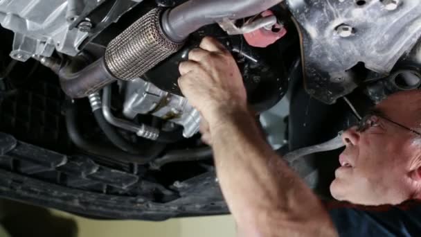 Reparação de automóveis Mecânica Removendo o tampão de óleo — Vídeo de Stock