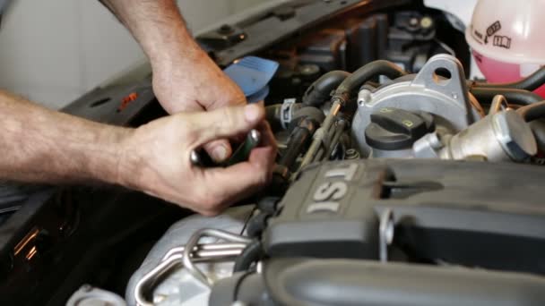 Reparación de coches Quitar el filtro de aceite — Vídeo de stock