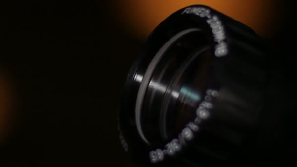 Filmtechniker reinigt 16mm Filmprojektorlinsen — Stockvideo
