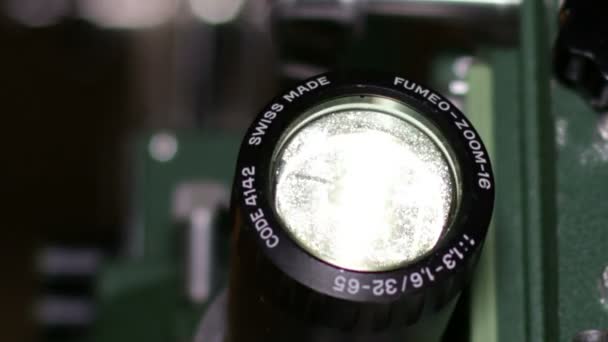 16mm ταινία οπτικό φακό της συσκευής προβολής προβάλλοντας την ταινία — Αρχείο Βίντεο
