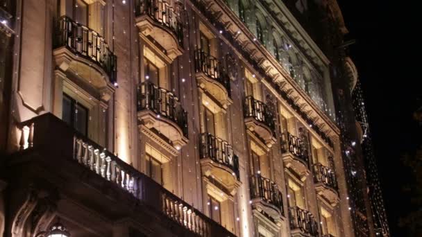 Luces led decorativas de Navidad de Barcelona en la fachada — Vídeos de Stock