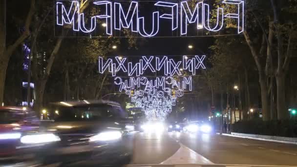Barcelona weihnachten beleuchtung dekorationen und verkehr — Stockvideo