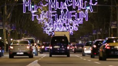 Barselona Noel Caddesi süslemeleri ve trafik ışıkları
