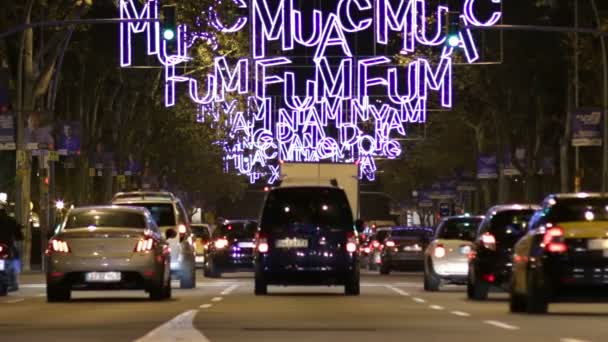 Barcelona vánoční ulici světla dekorace a provoz — Stock video