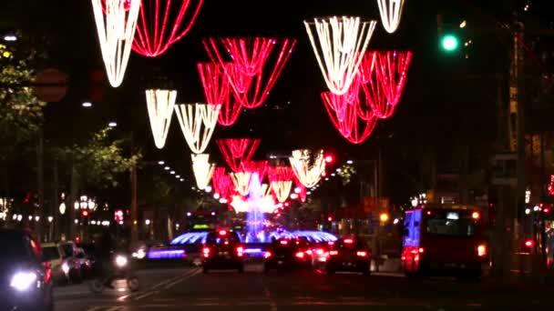 巴塞罗那圣诞路灯装饰和交通 — 图库视频影像