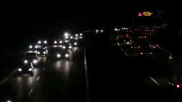Εθνική οδό κυκλοφορίας αυτοκινήτων τη νύχτα — Αρχείο Βίντεο