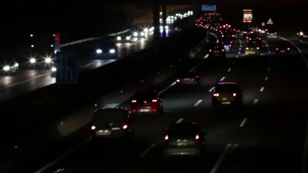 Автомобілі дорожнього руху вночі — стокове відео