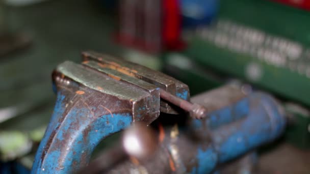 Mesurer une pièce à vis avec un étrier 