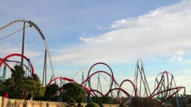 Büyük silindir bardak bir eğlence parkı