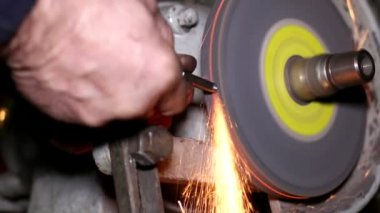 Bir parça demir dönen bir dosyalama makinesi ile dosyalama