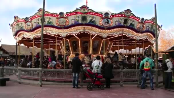 在娱乐 Park Children 在游乐场旋转木马上的旋转木马上开心 在公园景点玩得开心 在展会上的旋转木马 — 图库视频影像