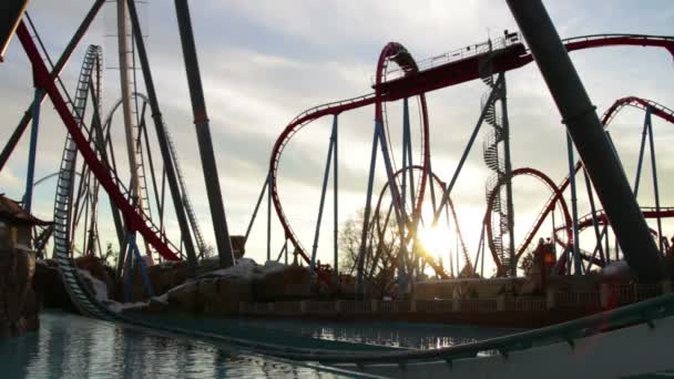 Enormes montañas rusas en un parque de atracciones — Vídeo de stock