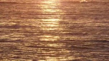 Altın dalgalanan deniz suları gündoğumu