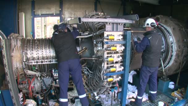 Engenheiros Reparando uma turbina a gás — Vídeo de Stock