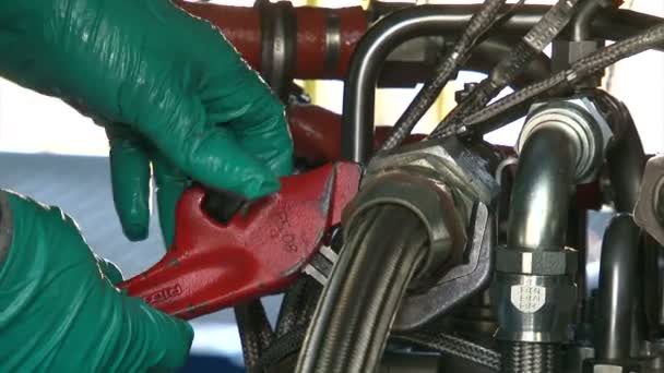 Ingenieros reparando una turbina de gas — Vídeos de Stock