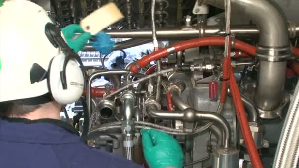 Engenheiros Reparando uma turbina a gás — Vídeo de Stock