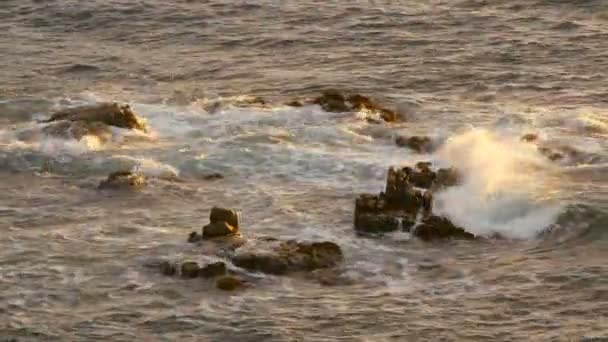 Золотий морської води на скелях — стокове відео