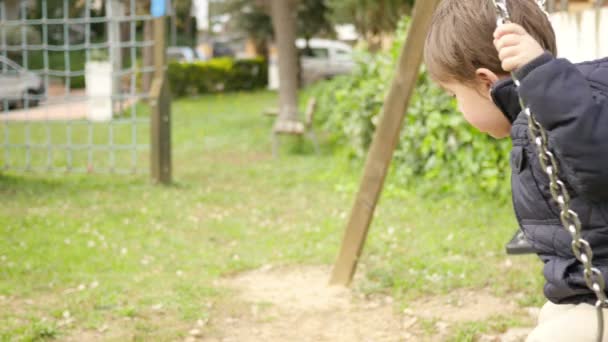 Дитячі гойдалки на парку Гойдалки — стокове відео