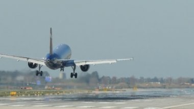 Yolcu uçağı iniyor