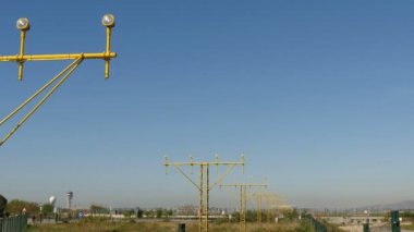 Ticari uçak Barcelona havaalanına iniş