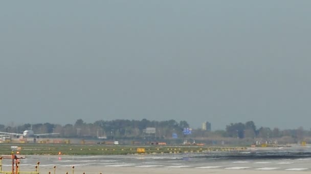 Obchodní letadla přistávají na letišti Barcelona