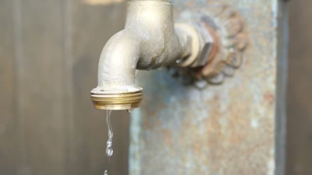 Gocciolante rubinetto vecchio rubinetto fontana di risparmio risorse — Video Stock