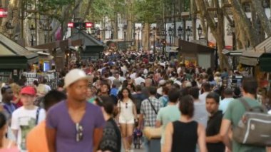 Barcelona, Katalonya, İspanya. Ramblas'a turist kalabalık 2015: Yaz, 15 Temmuz 2015 tarihinde İspanya Barcelona şehir merkezine gelen turist kalabalığından