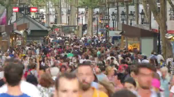 BARCELONE, CATALONIE, ESPAGNE. RAMBLES TOURIST CROWD 2015 : Des foules de touristes visitent le centre-ville de Barcelone en été, Espagne le 15 juillet 2015 — Video