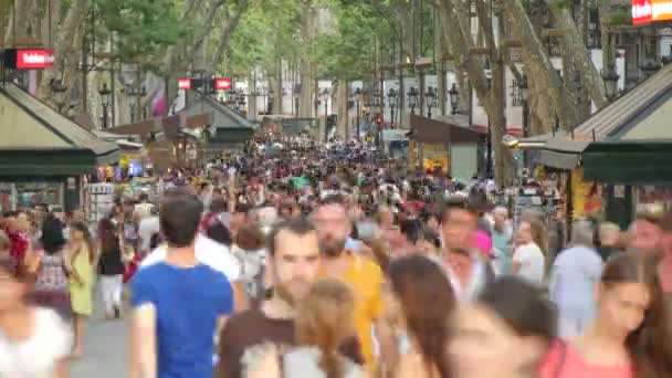 BARCELONA, CATALONIA, SPAIN. RAMBLES TOURIST CROWD 2015: Crowds of tourists visiting the city center of Barcelona in Summer, Spain on July 15, 2015 — Stock Video