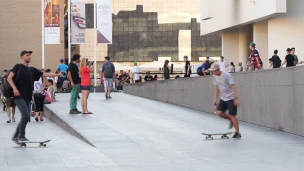 Barcelona, Catalonië, Spanje. MACBA 2015: Skateboarders voor de hedendaagse Kunstmuseum van Barcelona. Barcelona, Spanje op 15 juli 2015 — Stockvideo