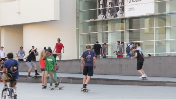 BARCELONA, CATALONIA, SPAIN. MACBA 2015: Skateboarders in front of the Contemporary Art Museum of Barcelona. Barcelona, Spain on July 15, 2015 — Stock Video