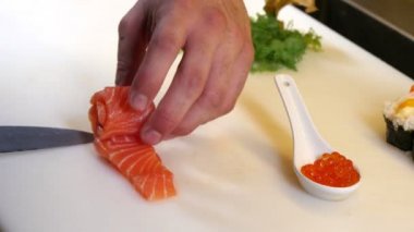 Sushi Chef somon ve yumurtalar Sashimi çiçek hazırlanması