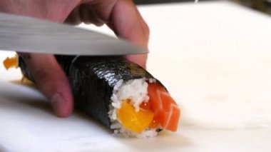 Sushi Chef kesme somon şeftali Futomaki rulo
