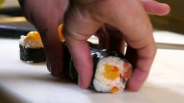 Sushi Chef somon şeftali Futomaki Roll sunulması