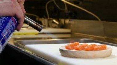 Sushi Chef mutfak meşale ile Somon pişirme