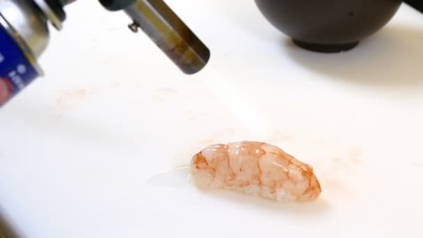 Sushi Chef cozinhar camarão com uma tocha de cozinha — Vídeo de Stock