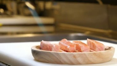 Sushi Chef somon bir meşale ile pişirme