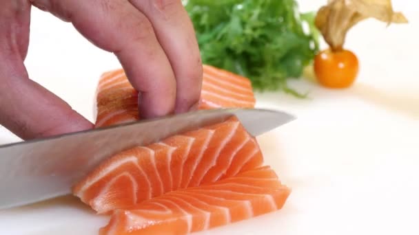 Sushi Chef szeletek Nigiri lazac Steak stílus — Stock videók