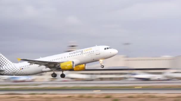 Palma de Mallorca, Balearerna, Spanien. Son Sant Joan flygplatstrafik på sommaren 2015. Palma de Mallorca flygplats är den mest trafikerade flygplatsen i passagerartrafiken i södra Europa, Spanien den 7 augusti, 2015 — Stockvideo